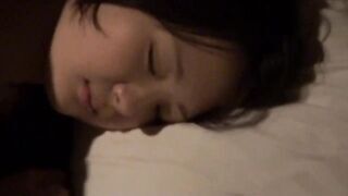 Alvó japán fiatal barinő megkúrelva