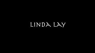 Linda kedveli a bájdorongot verni