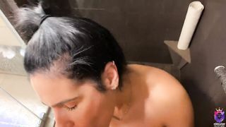 Vonzó spanyol barinő házi pornó videója
