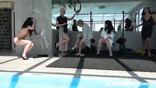 Korosodó nők medencés orgiája