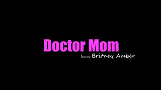 Moms Teach Porno - Britney Amber a szőrös puncis milf
