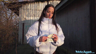 Public Agent - Bombázó vézna kisasszony pénzért kúr