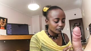 Nyakörves barna luvnya nyáladzik a főnök kukiján