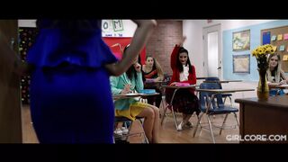 Angela White és Georgia Jones megbüntetik a ringyó zsenge diákokat