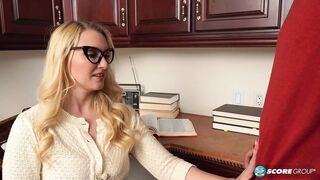 Vadító 40-es Julia Robbie és a tini krapek