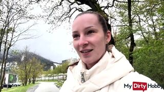 Forró fiatal amatőr nyilvános orálozása idegennek