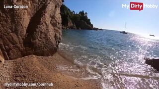 Luna Corazon tüzes pippantása a strandon, majdnem elkapták