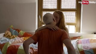 Szöszke fiatal nyögés míg az idős megdöngeti a lukát