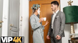 Az koros szöszi francia mami újra csábít zsenge fickót