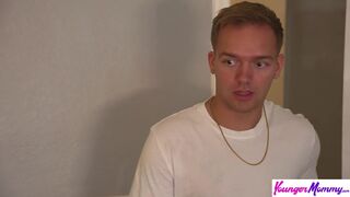 Kenzie Love figyeli, hogy a nevelő fia megdöngeti a szűz lyukát – szigorú anyai tanács