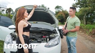 Forró dél amerikai milf Leela Moon megkeféli a szerelőjét