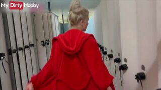 Szöszke cheerleader pippantása az öltözőben