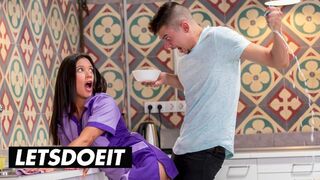 A bombázó szobalány Jade Presley kitakarít és lecummantja a hatalmas faszkat a forró szálláson