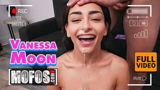 Sovány csoki Vanessa Moon megküzd jmac orbitális farkával minden pózban