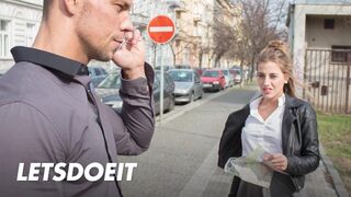 Lenyűgöző turista Silvia Dellai mélyen meghágva egy helyi krapek által