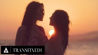 Alkonyat után kíméletlen baszás: Tori Easton durván szétkúrja Charlotte Sins bikini babát