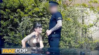 Rendőr meghágja a sötét hajú geek kishölgyet és rálövi a szemüvegére - fake cop
