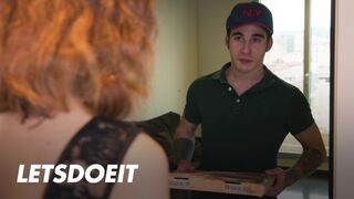 Megcsaló lyuk Arian Joy először a barátját baszogatja, aztán a kézbesítő pasas megkúrja jól