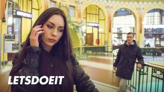 Arwen Gold feszes punciba vágyik egy külföldi kukija kalandra