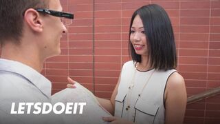 Jureka Del Mar ázsiai lány cidázza a bazinagy zsíros idegen fazt és jól meglovagolja