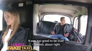 Zsenge pasi gyorsan megkúrja Angel Piaff lucskos kiborotvált puncáját a hamis taxiban