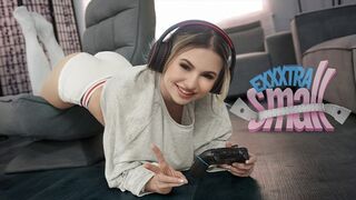 Kicsike zsenge nőci Aria Banks elkapja magas mostohabátyját Chris Epicet, aki a szobájában veri a rúdja