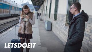 Selvaggia fiatal bige felfogta Charlie Dean nagyméretű faszát egy gyors pov dugásra