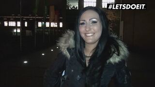 Mira grey német néger kurva bassza az idegent pénzért a buszon