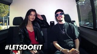 Vézna csoki Coco Kiss pénzért leszívja a nagyméretű csoki fazt az autóban