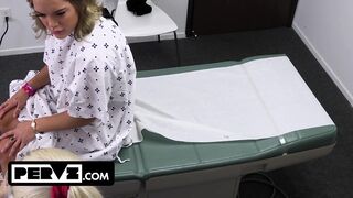 Mimi Monet nagyméretű popsikás izgató a orbitális farkú orvosnál a rendelőben