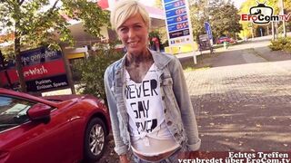 Utcán bujálkodás német benzinállomáson: pov milf cidázás