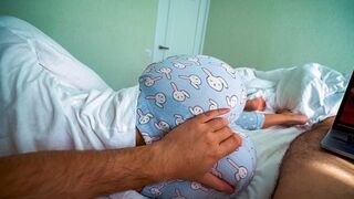 Nevelő hugocska felébred és segít a testvérnek élvezni a pornó nézése közben – beleélvezéses együttlét