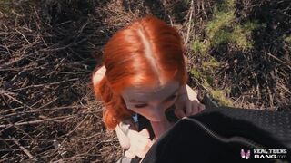 Csinos vörös fiatal Madi Collins kibelezi a puncáját és keményen megkúrelja a hatalmas rúdja