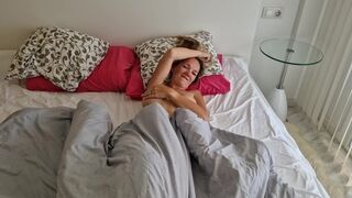 Ellenállhatatlan srác megdöngeti a haver feleségét, miután az lelépett, és pov videót készít neki