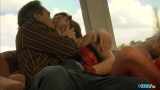 Forróság a kanapén – parázs közösülés a barna hajú milf-fel