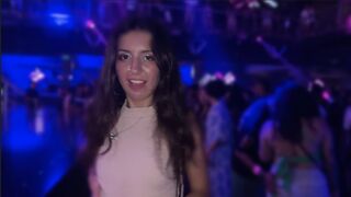 Szarvas leányzó egyezett meg a klub wc-jében történő vad dugásba