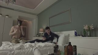 Szépkorú férfi megkúrja a kettő aranyos kisfiút a partin