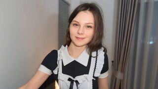 Bájos szobalányt keményen megbasszák takarítás után és összelövik az arcát