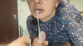 Ne mondd el senkinek! bombázó milf nevelő anya szopással segít a nevelő fiának és szájába élvez