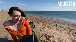 A repedtsarkú kiéhezett az interaktív játéktól és szopott a strandon