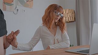Feszes fiatal puncijába élvez bele a zoom értekezleten