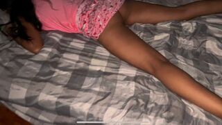 A bátyám haverja otthon marad, bejön a szobámba, megreszeli a pinámat és belelő a bugyimba