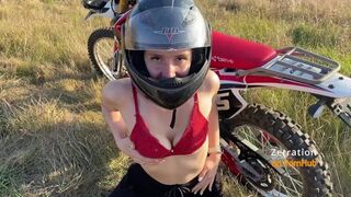 Szívdöglesztő motoros spiné lecumizza a motorost az enduro mezőn