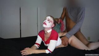 Harley quinn keményen leszívja a nagyméretű kukit és lovagol rajta beleélvezésig éjszakai változatban