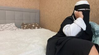 Arab háziasszony telefonon beszél és a lyukát simogatja az orgazmusig