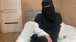 Csinos arab milf buja utasításokat ad nevelő fiának