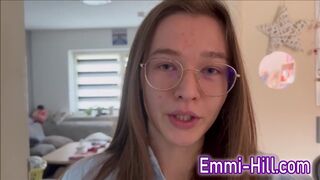 Kinti spriccelés! 18 éves vézna zsenge kúrja orbitális lyukát a szabadban, amíg el nem élvez