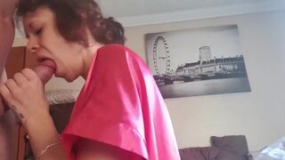 Göndör hajú milf lecummantja és veri a farkamat amíg elélvezek