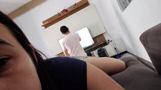 Szeretnék hancúrozni ezzel a szerelővel, mutatom neki a termetes seggem, hátha bejön!