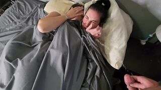 Dupla kicsike cicis barna hajú lányra pisil az ágyban majd pisi áztatta bugyijukban csókolóznak